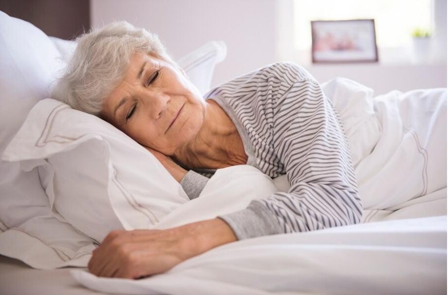 Giấc ngủ ngon rất quan trọng khi chăm sóc sức khỏe người cao tuổi