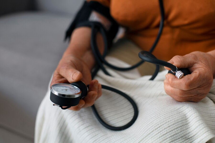 Đo huyết áp thường xuyên để chăm sóc người bệnh tăng huyết áp