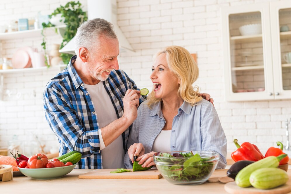 Dinh Dưỡng Khi Chăm Sóc Sức Khỏe Người Cao Tuổi: 5 Quan Niệm Sai Lầm Phổ Biến